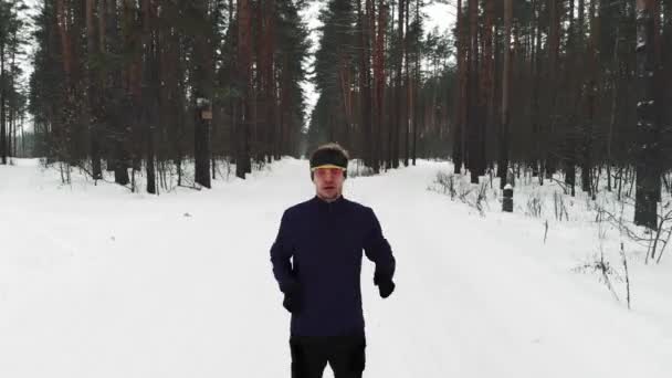 Hombre corriendo en entrenamiento de ropa deportiva antes de Triathlon.Winter Sports Concept. Antena — Vídeo de stock