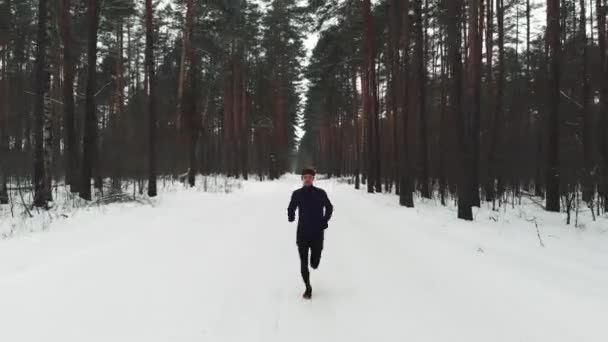 Hombre corriendo en entrenamiento de ropa deportiva antes de Triathlon.Winter Sports Concept. Antena — Vídeos de Stock