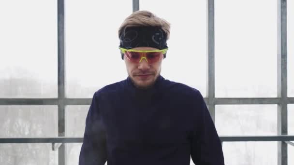 Uomo che corre in abbigliamento sportivo Allenamento prima del triathlon, Sprinting in tunnel di vetro . — Video Stock