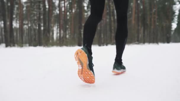 Uomo in corsa in abbigliamento sportivo Allenamento prima del triathlon. Concetto sport invernali — Video Stock