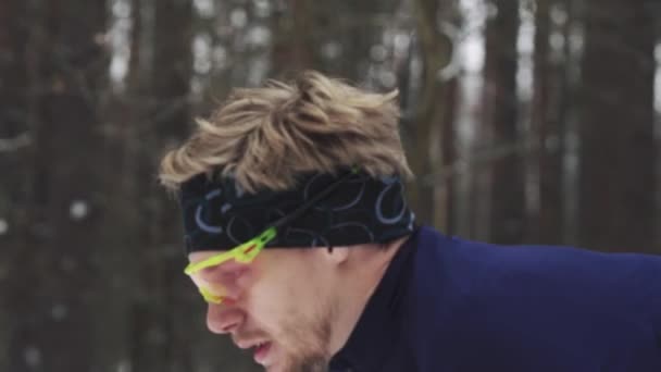 Спортсмен отдыхает после пробежки. Деталь на лице дыхание зимой — стоковое видео