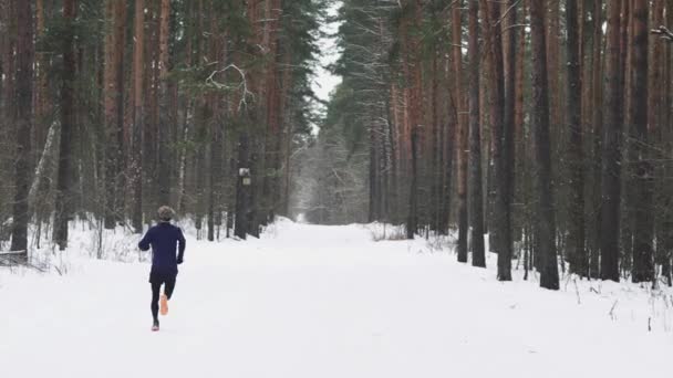 Running Man In Sportswear Workout Before Triathlon. Winter Sports Concept — ストック動画