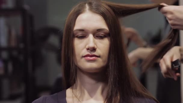Hermosa chica con cabello castaño en una peluquería — Vídeos de Stock