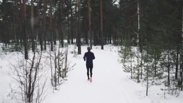 Running Man In Sportswear Workout Before Triathlon. Winter Sports Concept — Αρχείο Βίντεο
