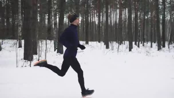 Running Man In Sportswear Workout Before Triathlon. Winter Sports Concept — Wideo stockowe