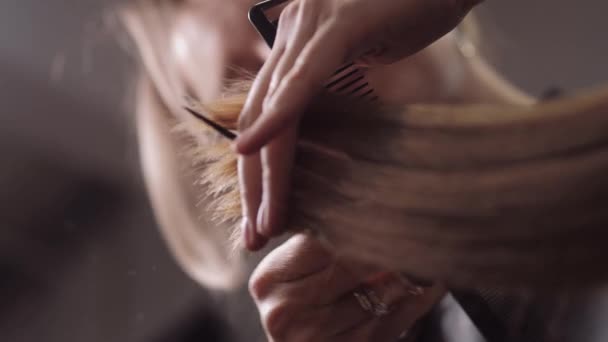 Зачіски для дівчат у перукарні. Крупним планом 4K повільний рух — стокове відео