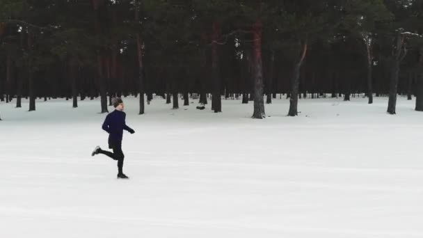 Running Man In Sportswear Workout Before Triathlon.Winter Sports Concept. Aerial — Αρχείο Βίντεο