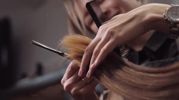 Kuaför kız saç kesimi. 4K ağır çekimde kapat — Stok video