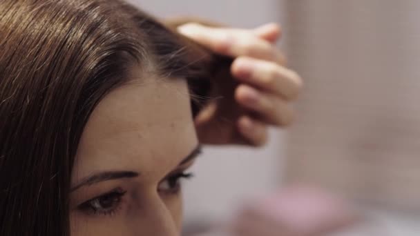Красивая девушка с каштановыми волосами в парикмахерской — стоковое видео