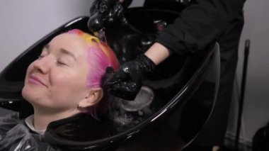 Bir kuaförde saçını yıkama süreci. Güzellik salonundaki kız..