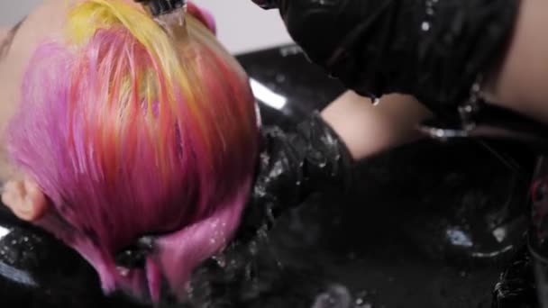 Proces mycia włosów u fryzjera. Dziewczyna w salonie piękności. — Wideo stockowe