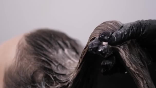 Prozess der Haarwäsche beim Friseur. Mädchen in einem Schönheitssalon. — Stockvideo