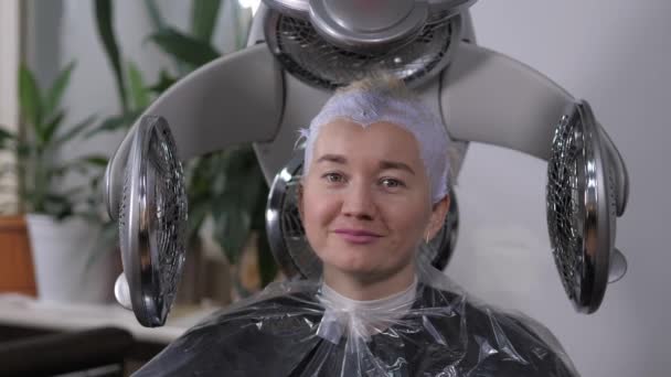 Dívka v salonu krásy na proceduru barvení vlasů. 4k — Stock video