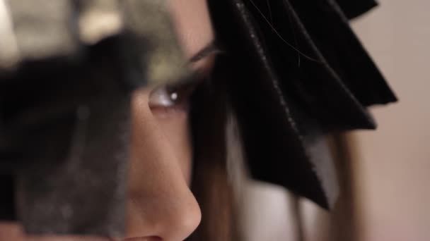 Aranyos lány egy szépségszalonban a hajfestés eljárásáról. Légi érintés — Stock videók