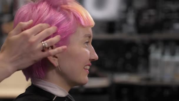 Styling short hair multi-colored dye at the hairdresser's salon. — Stock Video