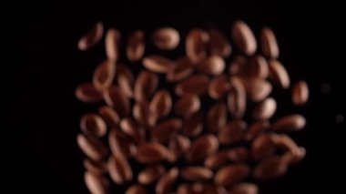 Bademler siyah bir zeminde yukarı aşağı uçar. Bademlerle sağlıklı yiyecekler pişirirler..