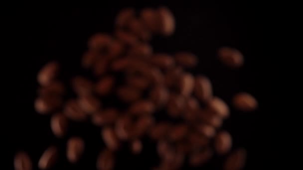 杏仁在黑色的背景上上下飞舞。用杏仁烹调健康食品. — 图库视频影像