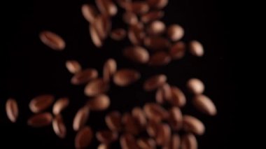 Bademler siyah bir zeminde yukarı aşağı uçar. Bademlerle sağlıklı yiyecekler pişirirler..