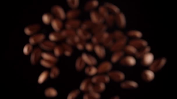 Мигдалі літають вгору і вниз на чорному тлі. Кулінарія здорової їжі з мигдалем . — стокове відео