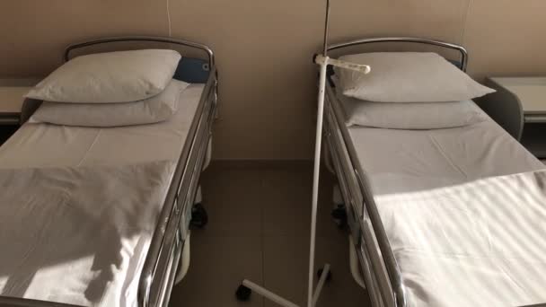 ロシアでの流行への備え。準備された空のベッドと病院病棟 — ストック動画