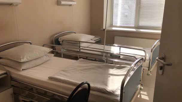 Preparing for the epidemic in Russia. Hospital ward with prepared empty beds — Stock Video