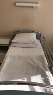 Rusya 'da salgın hastalık. Hastane koğuşu ve hazırlanmış boş yataklar. Dikey video