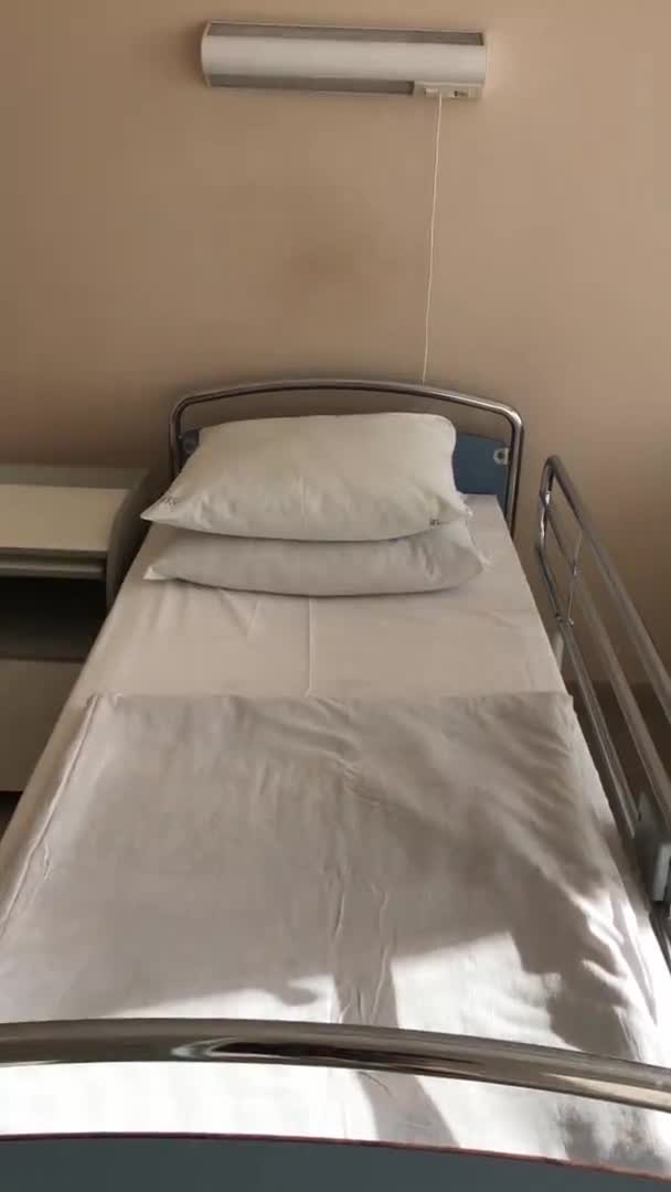 Epidemic in Russia. Hospital ward with prepared empty beds. Vertical video — Stock Video