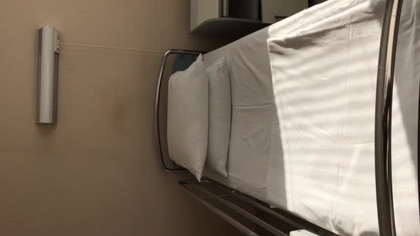 在俄罗斯流行。医院病房，有准备好的空床。垂直录像 — 图库视频影像