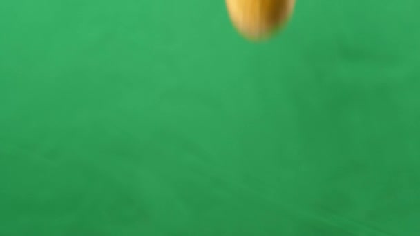 Batatas fritas em queda livre em um fundo verde. Movimento lento. Pringles — Vídeo de Stock