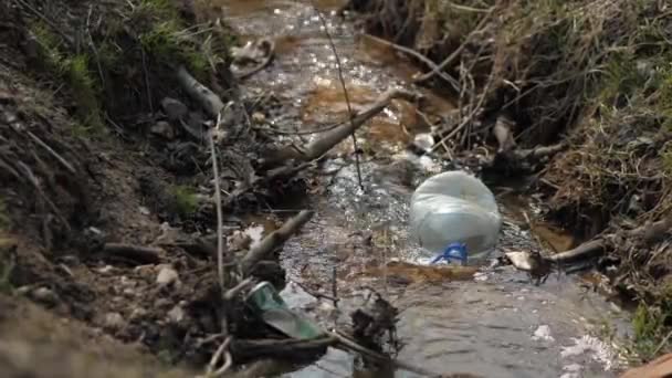 Śmieci w zbiorniku. Zanieczyszczenie środowiska. Problemy XXI wieku — Wideo stockowe