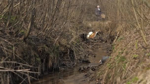 Des ordures dans le réservoir. Pollution de l'environnement. Problèmes du XXIe siècle 