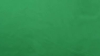 Patates cipsi yeşil arka planda serbest düşüşte. Ağır çekim. Pringles