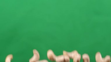 Kaju, yeşil arka planda bir aşağı bir yukarı uçar. Kaju fıstıklı sağlıklı yemek pişirmek