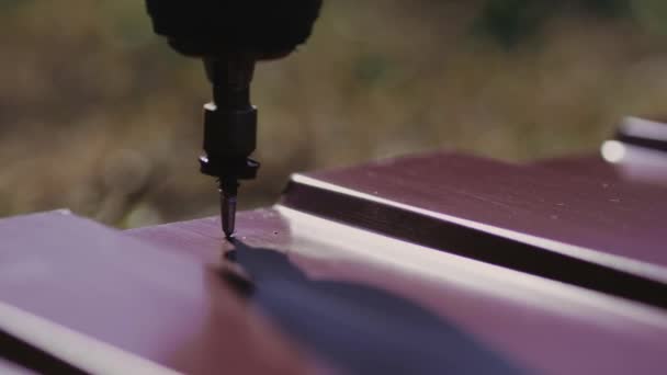 Fermeture en gros plan bardeaux métalliques rouges avec vis. Toit de montage — Video