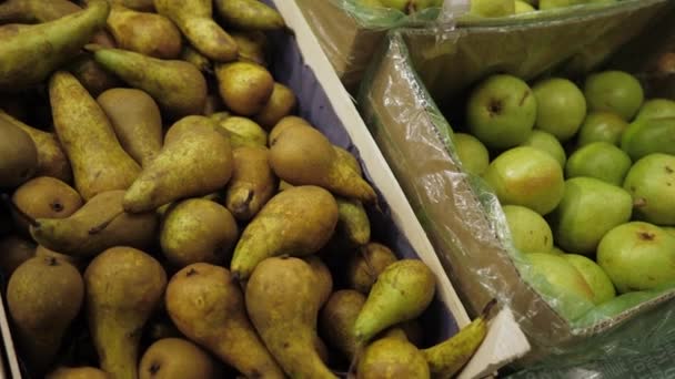 Hay peras frescas en el mostrador de la tienda. Producto ecológico natural. Primer plano 4K — Vídeo de stock