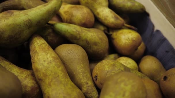 As peras frescas estão no balcão da loja. Produto ecológico natural. Close-up 4K — Vídeo de Stock