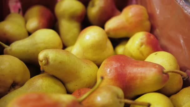As peras frescas estão no balcão da loja. Produto ecológico natural. Close-up 4K — Vídeo de Stock