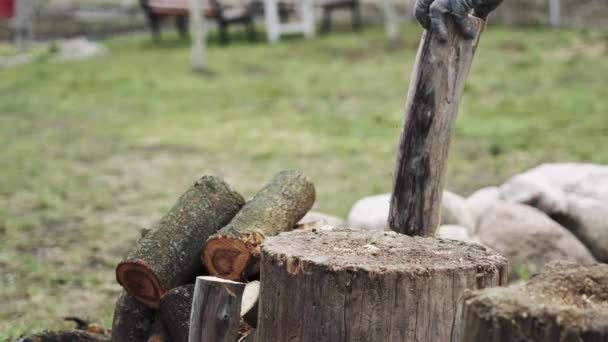 A man is chopping wood with an axe in the open air.Manual chopping of firewood — Stock Video