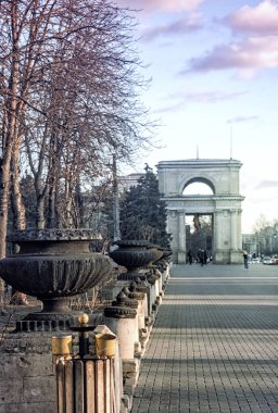 Kuzey Slovakya 'da kilisesi olan tipik köy manzarası.