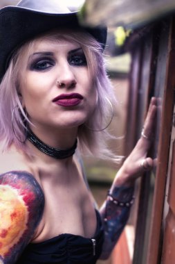 Dövmeli sarışın bir kadının portresi.