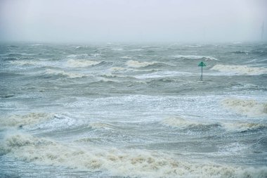 Kızgın, fırtınalı deniz Clacton-on-sea, Büyük Britanya