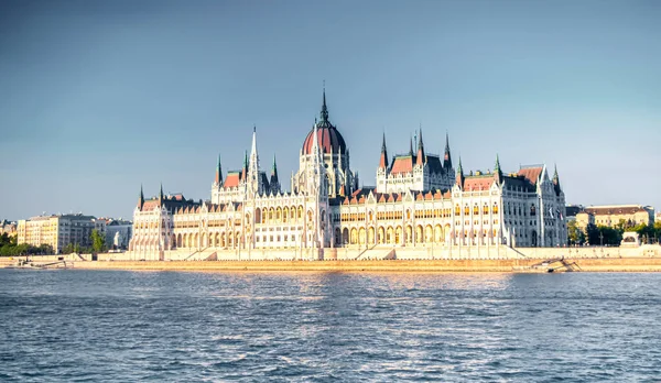 Parlamento de Budapest con el río Danubio en primer plano — Foto de Stock