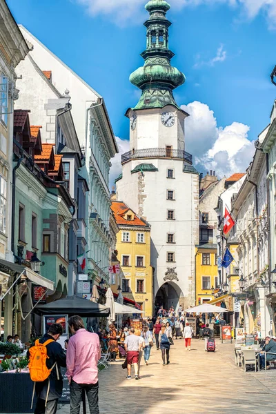 BRATISLAVA, SLOVAKIA - 18 СЕНТЯБРЯ 2017 - Исторический старый город в центре Братиславы — стоковое фото