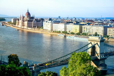 Macaristan 'ın ünlü zincir köprüsü ile Budapeşte manzarası
