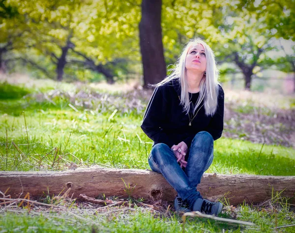 Mujer rubia disfrutando de la naturaleza de primavera al aire libre — Foto de Stock