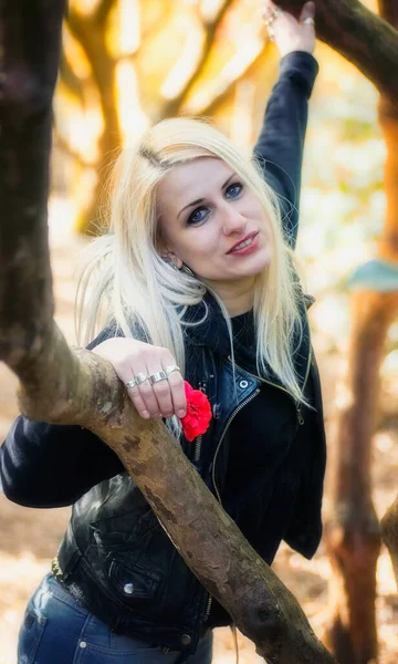 Mooie Blonde Vrouw Poseren Genieten Van Natuur — Stockfoto