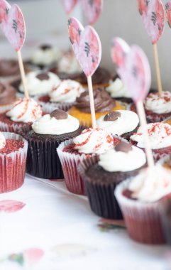 Farklı krema soslu taze yapılmış kapkek çeşitleri.