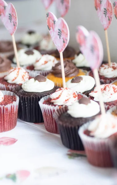 Farklı krema soslu taze yapılmış kapkek çeşitleri.