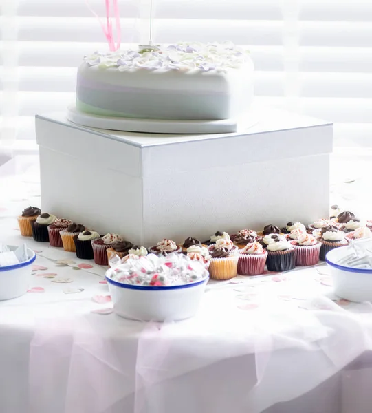Белый Свадебный Торт Окруженный Маленькими Кексами — стоковое фото
