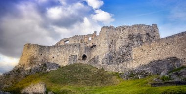 Doğu Slovakya 'daki ortaçağ Spis kalesinin manzarası